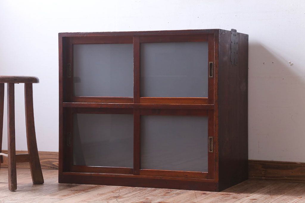 アンティーク家具　和製アンティーク　すりガラス入り!古い木のシンプルな戸棚(収納棚)