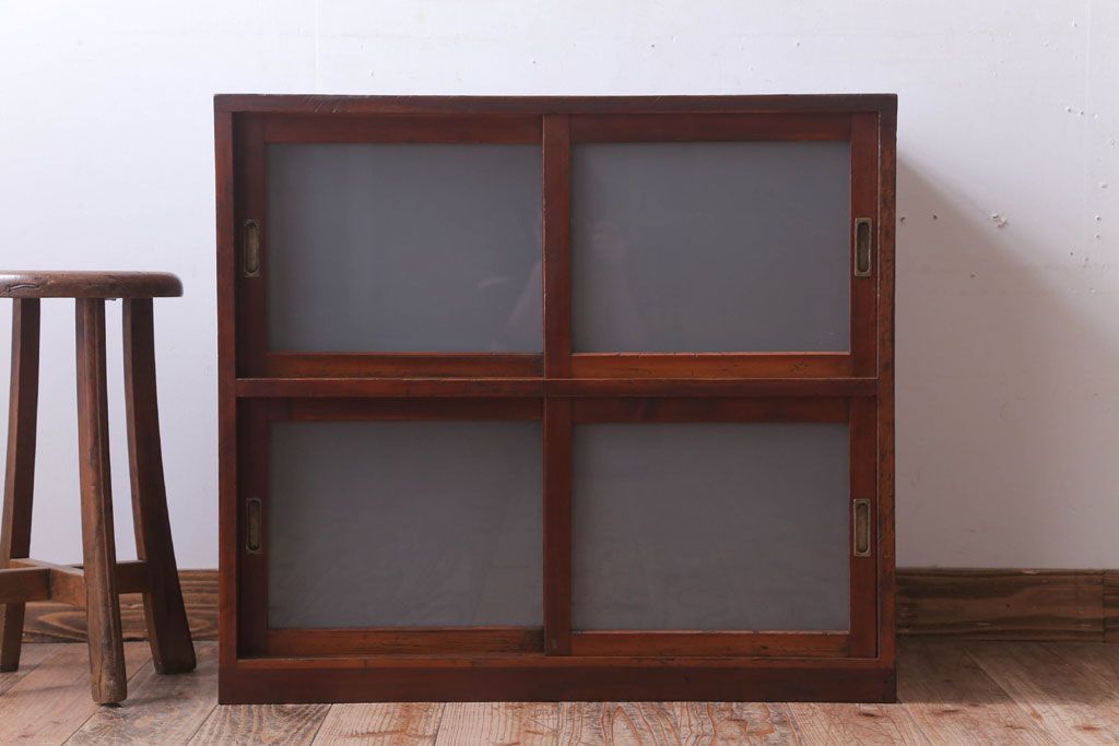 アンティーク家具　和製アンティーク　すりガラス入り!古い木のシンプルな戸棚(収納棚)