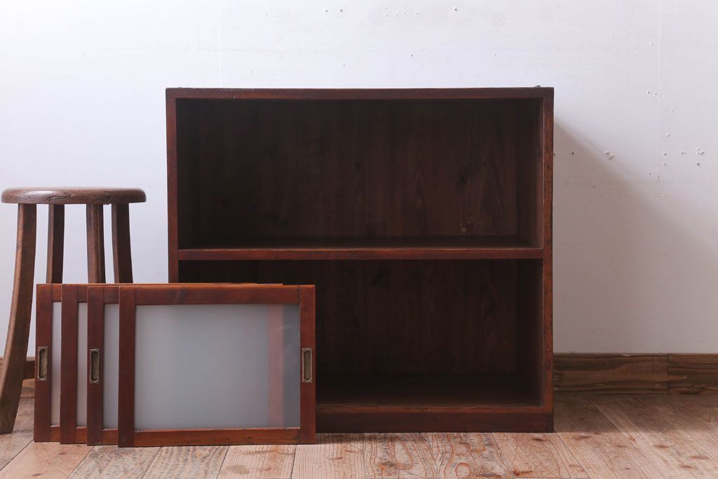 アンティーク家具　和製アンティーク　すりガラス入り!古い木のシンプルな戸棚(収納棚)