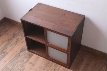 アンティーク家具　和製アンティーク　すりガラス入り!古い木のシンプルな戸棚(収納棚)
