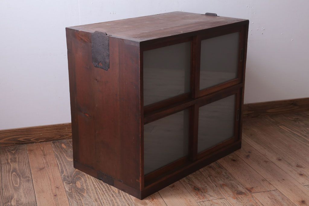 アンティーク家具　和製アンティーク　すりガラス入り!古い木のシンプルな戸棚(収納棚)