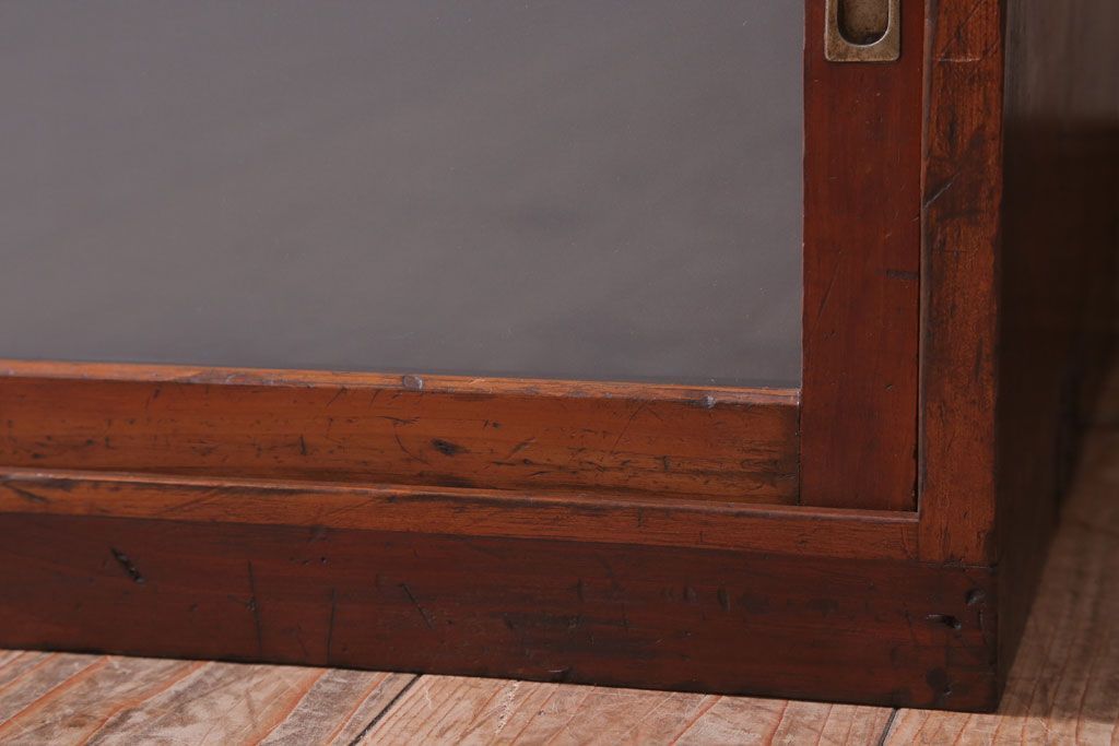 アンティーク家具　和製アンティーク　すりガラス入り!古い木のシンプルな戸棚(収納棚)