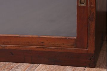 アンティーク家具　和製アンティーク　すりガラス入り!古い木のシンプルな戸棚(収納棚)