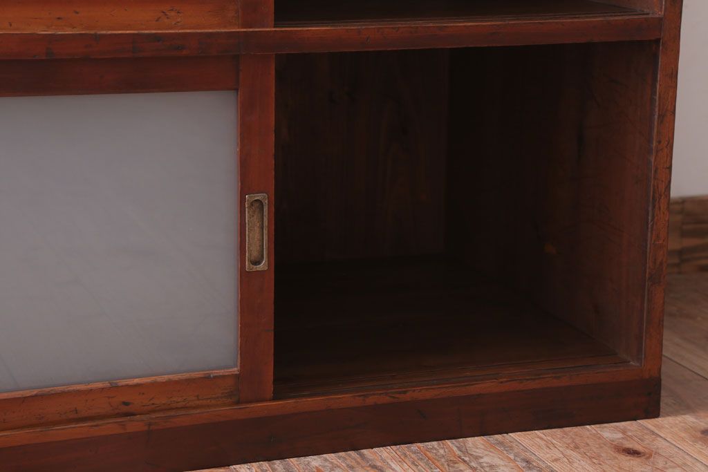 アンティーク家具　和製アンティーク　すりガラス入り!古い木のシンプルな戸棚(収納棚)