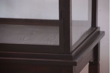 アンティーク家具　大正ロマン　脚付きのアンティーク飾りガラスケース(ショーケース)