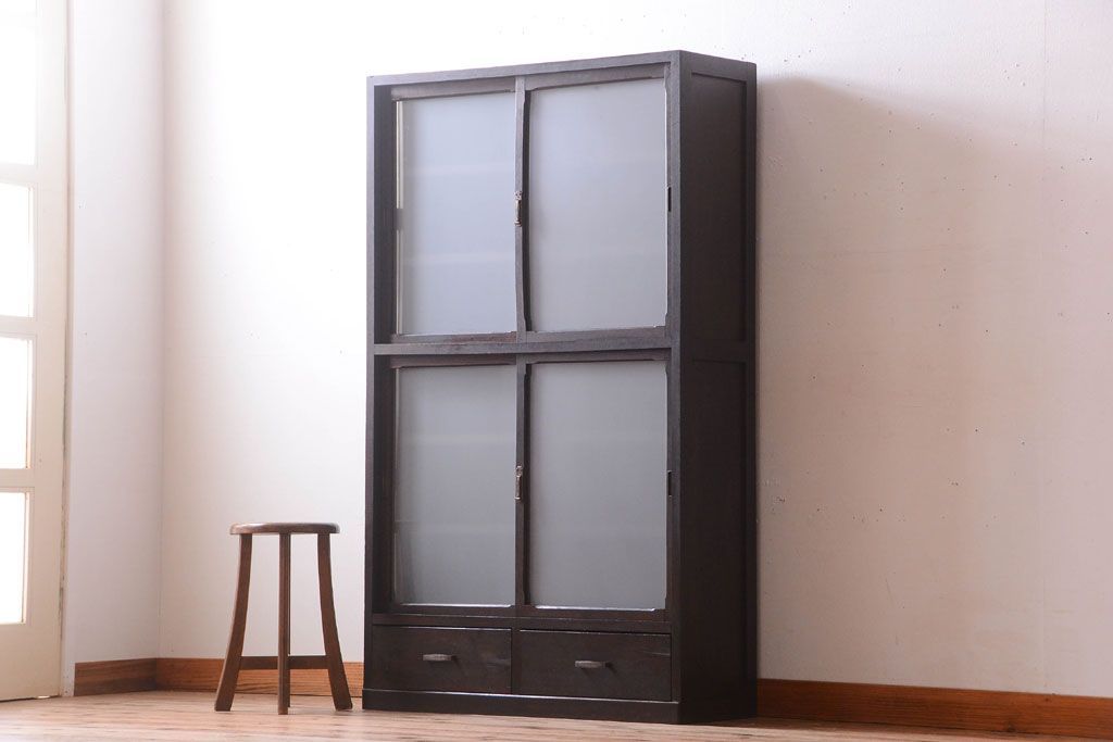 アンティーク家具　和製アンティーク　すりガラス入り!古い木の一本物戸棚(収納棚)