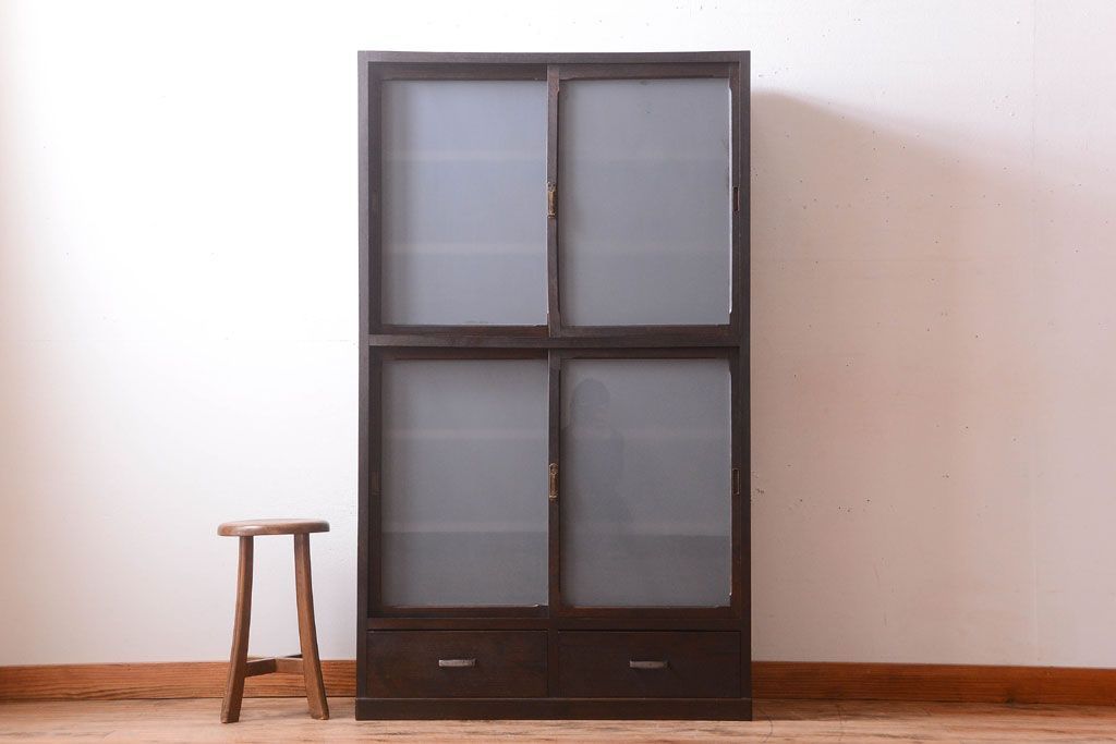 アンティーク家具　和製アンティーク　すりガラス入り!古い木の一本物戸棚(収納棚)