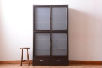 アンティーク家具　和製アンティーク　すりガラス入り!古い木の一本物戸棚(収納棚)