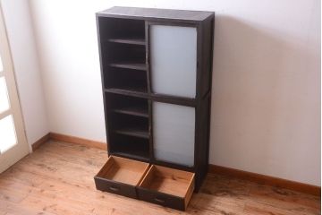 アンティーク家具　和製アンティーク　すりガラス入り!古い木の一本物戸棚(収納棚)