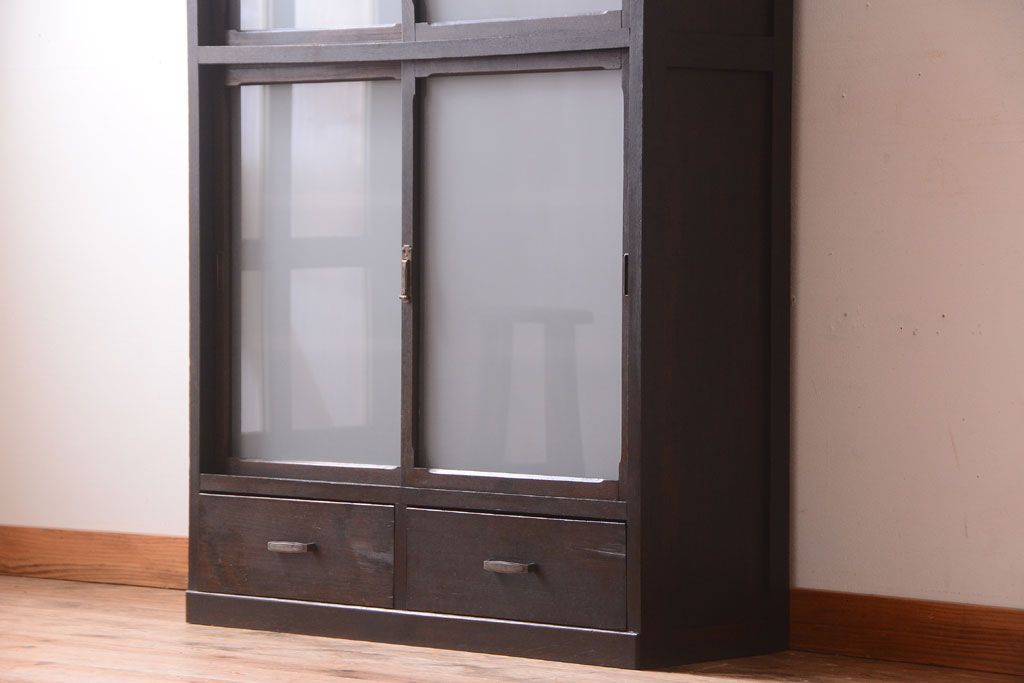 アンティーク家具　和製アンティーク　すりガラス入り!古い木の一本物戸棚(収納棚)