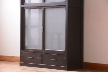 アンティーク家具　和製アンティーク　すりガラス入り!古い木の一本物戸棚(収納棚)