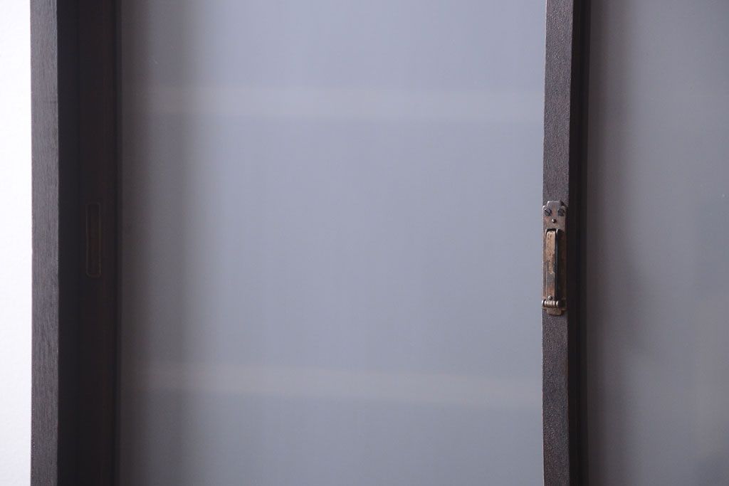 アンティーク家具　和製アンティーク　すりガラス入り!古い木の一本物戸棚(収納棚)