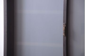 アンティーク家具　和製アンティーク　すりガラス入り!古い木の一本物戸棚(収納棚)