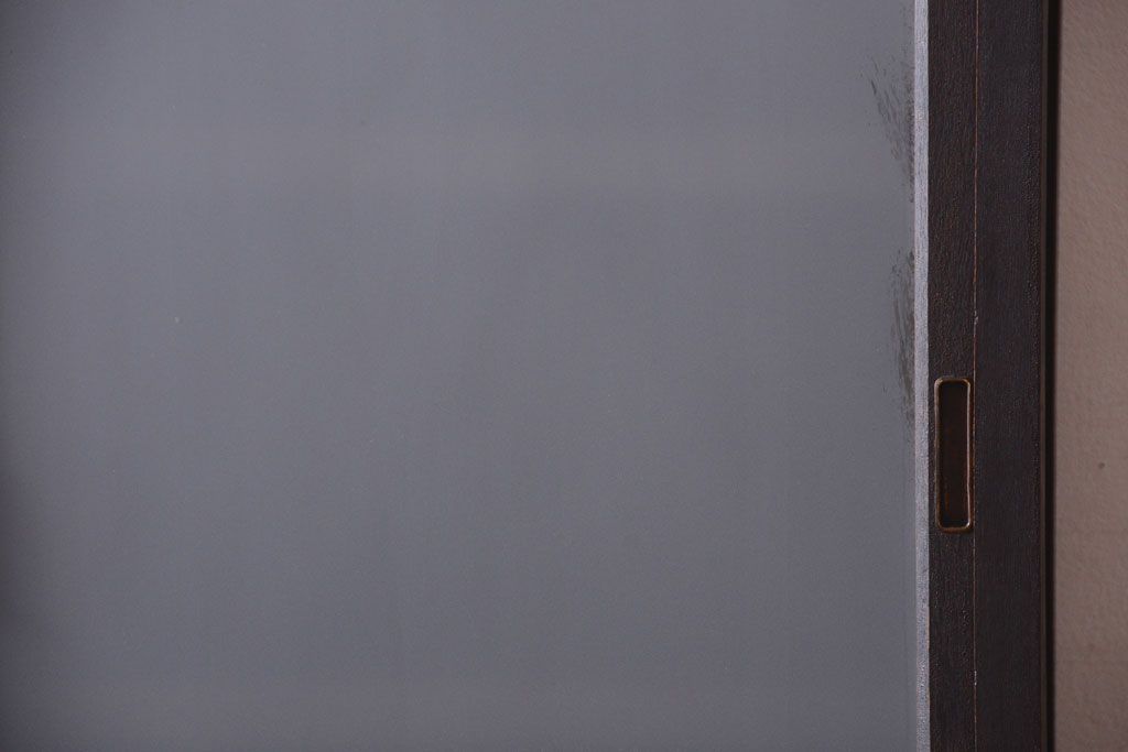 アンティーク家具　和製アンティーク　すりガラス入り!古い木の一本物戸棚(収納棚)