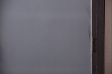 アンティーク家具　和製アンティーク　すりガラス入り!古い木の一本物戸棚(収納棚)