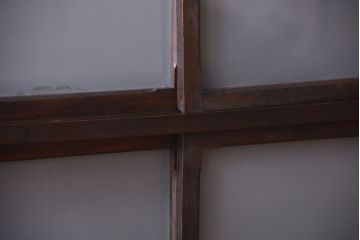 アンティーク家具　和製アンティーク　すりガラス入り!古い木の一本物戸棚(収納棚)