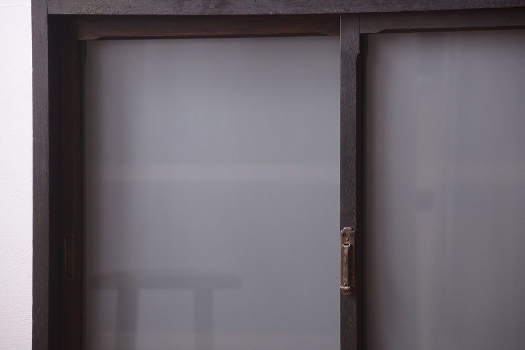 アンティーク家具　和製アンティーク　すりガラス入り!古い木の一本物戸棚(収納棚)