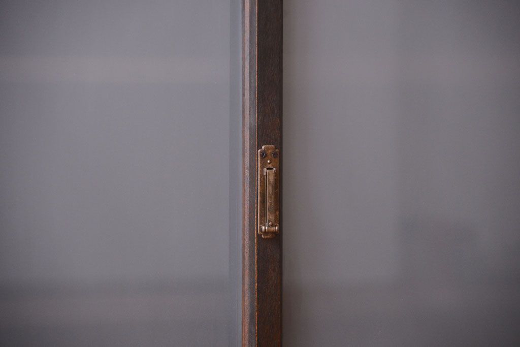 アンティーク家具　和製アンティーク　すりガラス入り!古い木の一本物戸棚(収納棚)