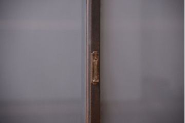 アンティーク家具　和製アンティーク　すりガラス入り!古い木の一本物戸棚(収納棚)