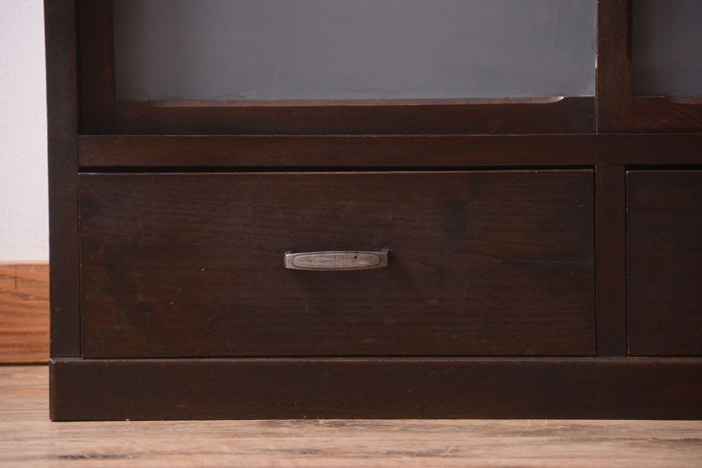 アンティーク家具　和製アンティーク　すりガラス入り!古い木の一本物戸棚(収納棚)