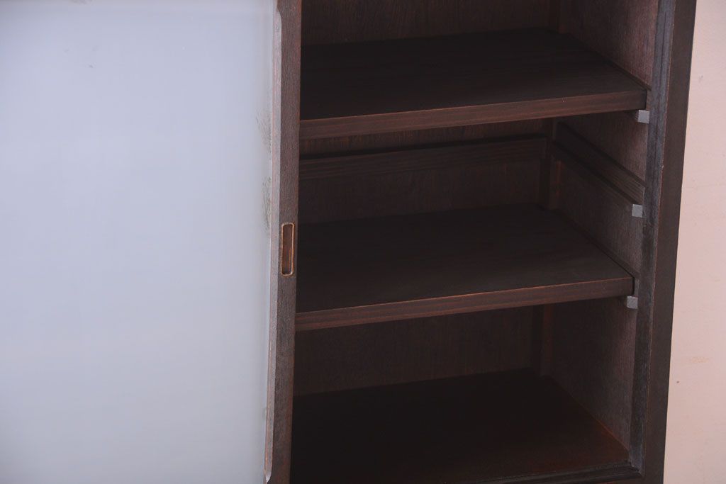 アンティーク家具　和製アンティーク　すりガラス入り!古い木の一本物戸棚(収納棚)