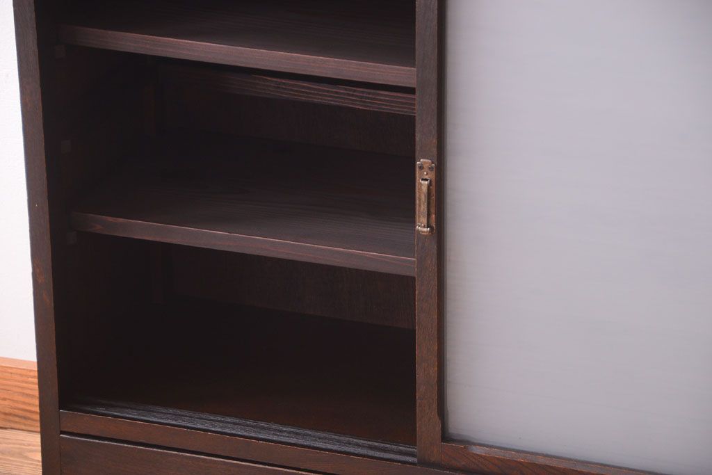 アンティーク家具　和製アンティーク　すりガラス入り!古い木の一本物戸棚(収納棚)