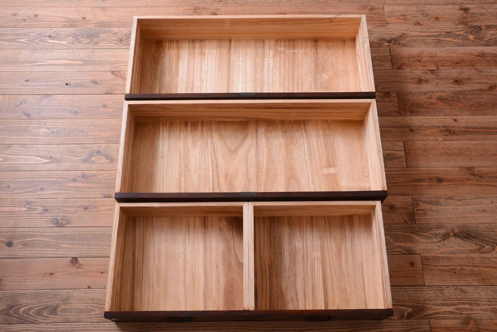 中古　民芸家具　玉杢・内桐材製の高級衣装箪笥(桐箪笥、桐たんす)