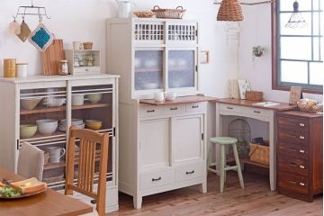 アンティーク家具　アンティークペイント　ダイヤガラス入り!脚付き重ね食器棚