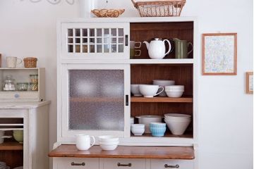 アンティーク家具　アンティークペイント　ダイヤガラス入り!脚付き重ね食器棚