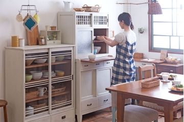 アンティーク家具　アンティークペイント　ダイヤガラス入り!脚付き重ね食器棚