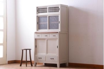 アンティーク家具　アンティークペイント　ダイヤガラス入り!脚付き重ね食器棚