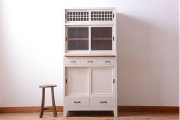 アンティーク家具　アンティークペイント　ダイヤガラス入り!脚付き重ね食器棚