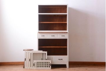 アンティーク家具　アンティークペイント　ダイヤガラス入り!脚付き重ね食器棚