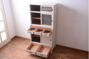 アンティーク家具　アンティークペイント　ダイヤガラス入り!脚付き重ね食器棚