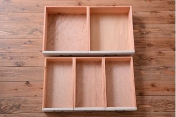 アンティーク家具　アンティークペイント　ダイヤガラス入り!脚付き重ね食器棚