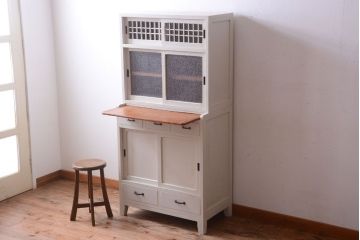 アンティーク家具　アンティークペイント　ダイヤガラス入り!脚付き重ね食器棚