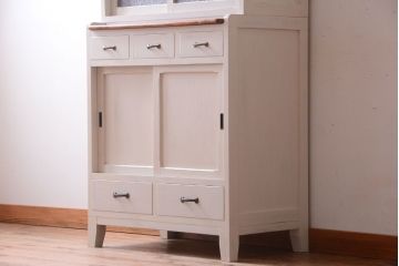 アンティーク家具　アンティークペイント　ダイヤガラス入り!脚付き重ね食器棚