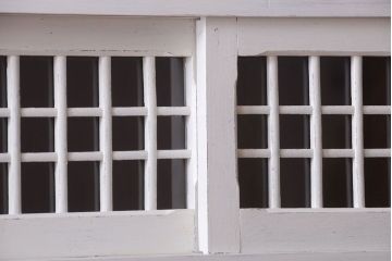 アンティーク家具　アンティークペイント　ダイヤガラス入り!脚付き重ね食器棚