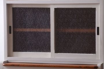 アンティーク家具　アンティークペイント　ダイヤガラス入り!脚付き重ね食器棚