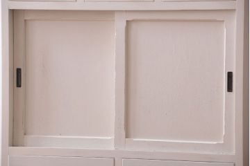 アンティーク家具　アンティークペイント　ダイヤガラス入り!脚付き重ね食器棚