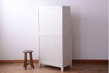 アンティーク家具　アンティークペイント　ダイヤガラス入り!脚付き重ね食器棚