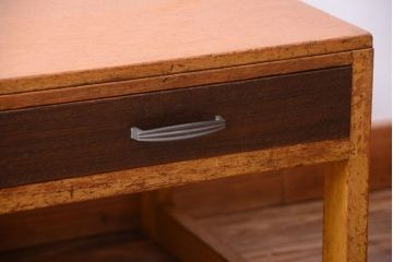 アンティーク家具　和製アンティーク　古い木製の2杯引き出し付き文机(2)