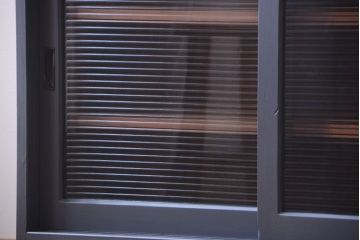 アンティーク家具　ペイント　モールガラス入り!4枚扉のカウンターテーブル(2)