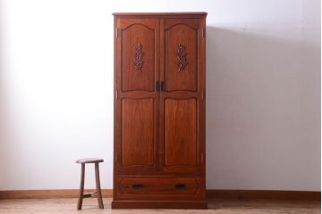 中古　高級品　彫刻が美しい唐木材のワードローブ(クローゼット)(定価約469000円)