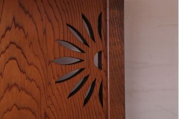 アンティーク家具　和製アンティーク　高級杉材!蒔絵が美しい茶棚(茶箪笥・飾り棚)
