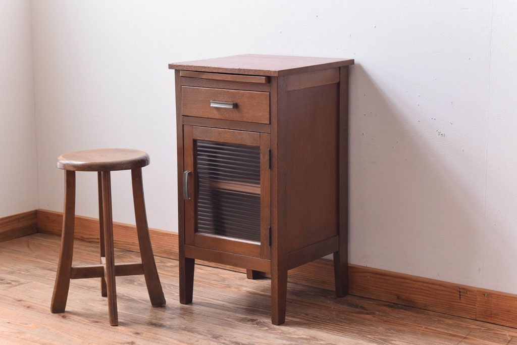 レトロ家具　昭和レトロ　小さなサイドテーブル(サイドキャビネット)(2)