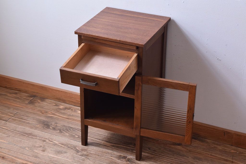レトロ家具　昭和レトロ　小さなサイドテーブル(サイドキャビネット)(2)