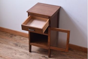 レトロ家具　昭和レトロ　小さなサイドテーブル(サイドキャビネット)(2)