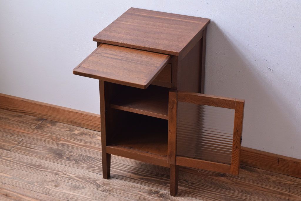 レトロ家具　昭和レトロ　小さなサイドテーブル(サイドキャビネット)(2)