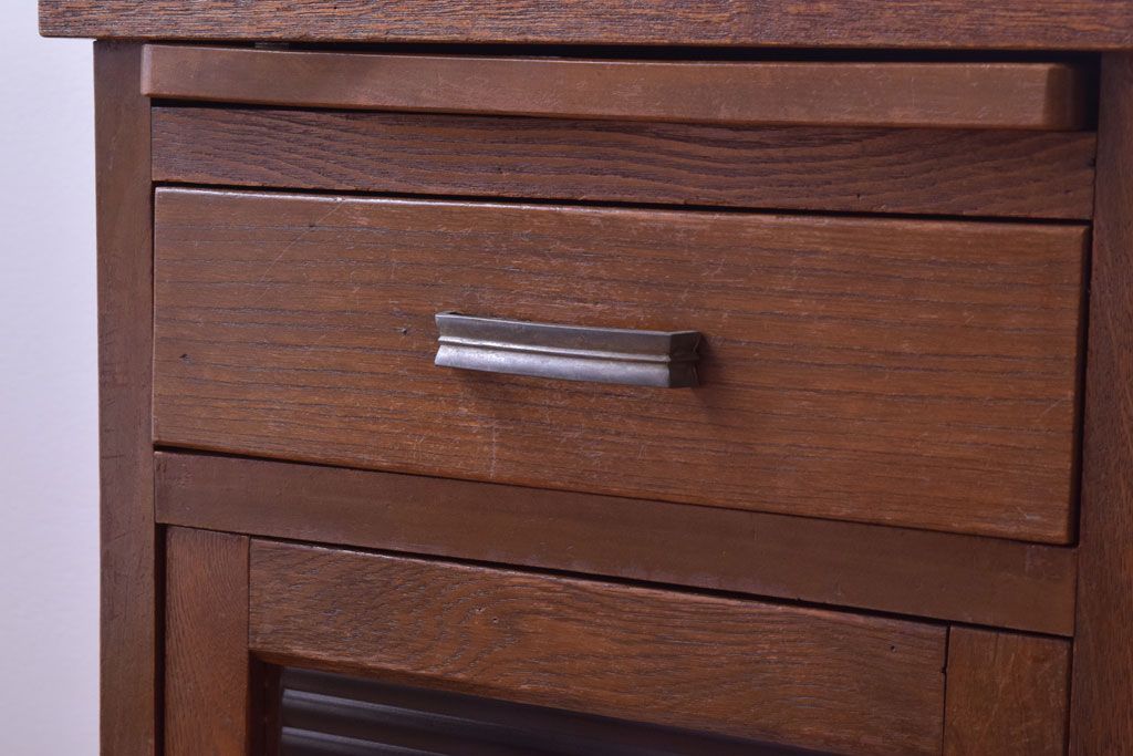 レトロ家具　昭和レトロ　小さなサイドテーブル(サイドキャビネット)(2)